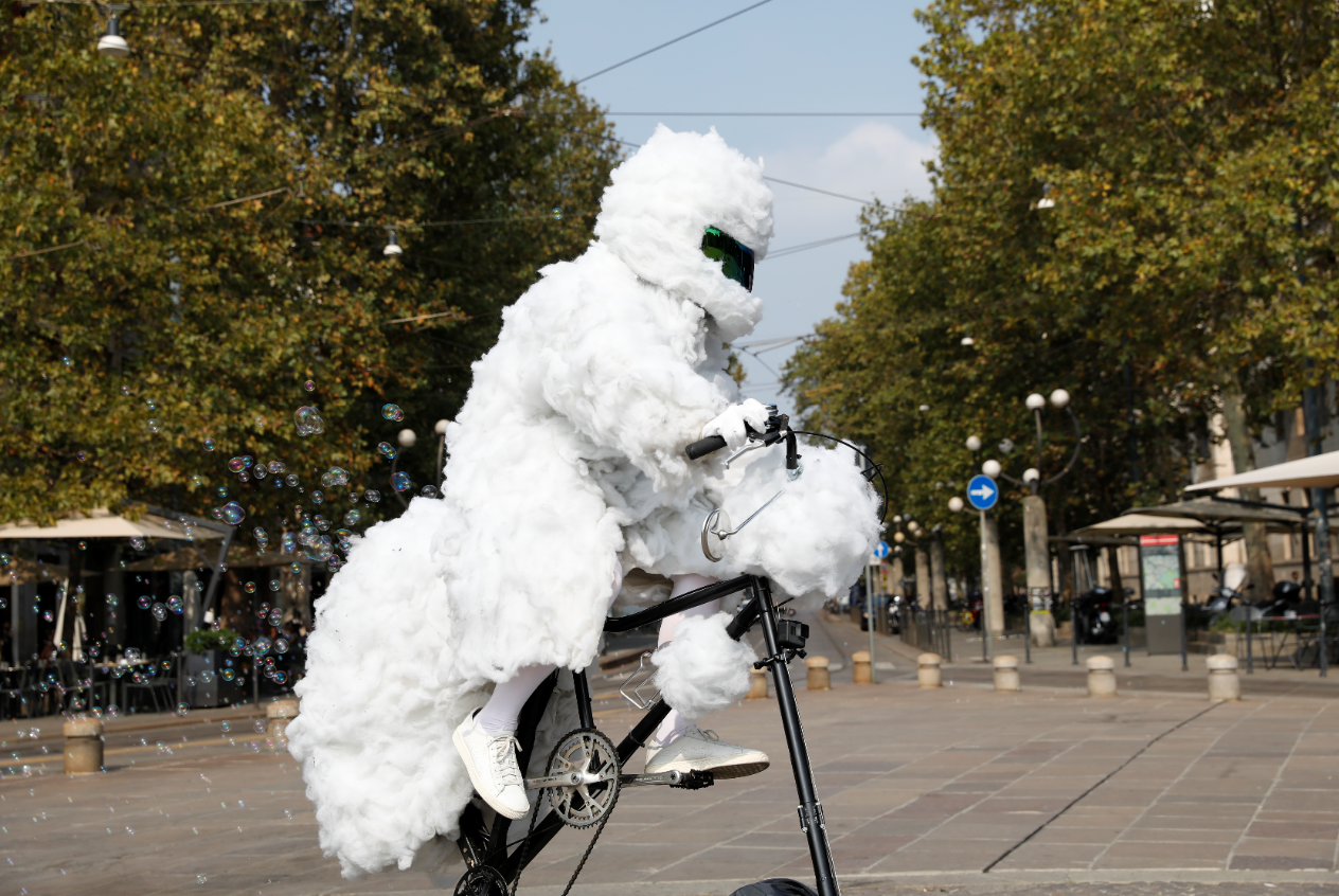 Bolle di sapone o fumo: a Milano, la bicicletta rivela-smog rende visibile la qualità dell’aria