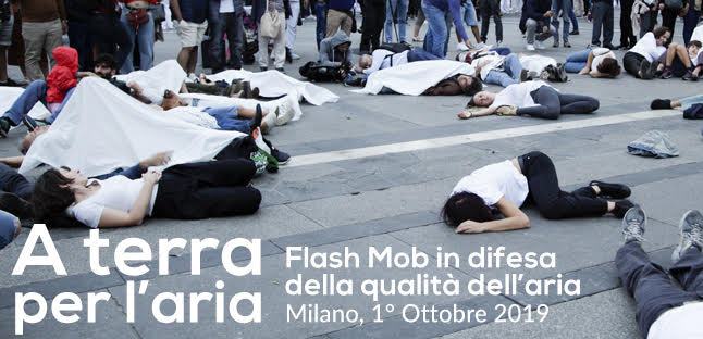 Flash mob in piazza Duomo a Milano: un centinaio di cittadini a terra per non essere più vittime dell’aria inquinata