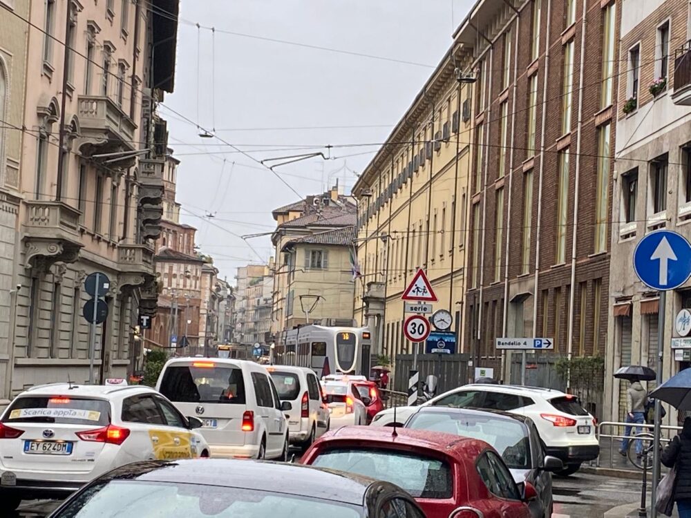La mappa dell’inquinamento di Milano e Roma realizzata grazie a 1.500 rilevatori installati dai cittadini: il biossido di azoto, prodotto dai diesel, causa la morte di circa 3.000 persone all’anno