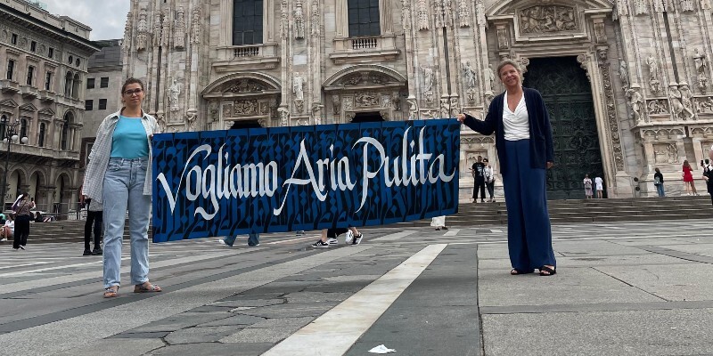  “Vogliamo Aria Pulita” è lo slogan apparso oggi a Milano, Roma, Napoli, Brescia, Livorno per chiedere azioni che riducano l’inquinamento atmosferico