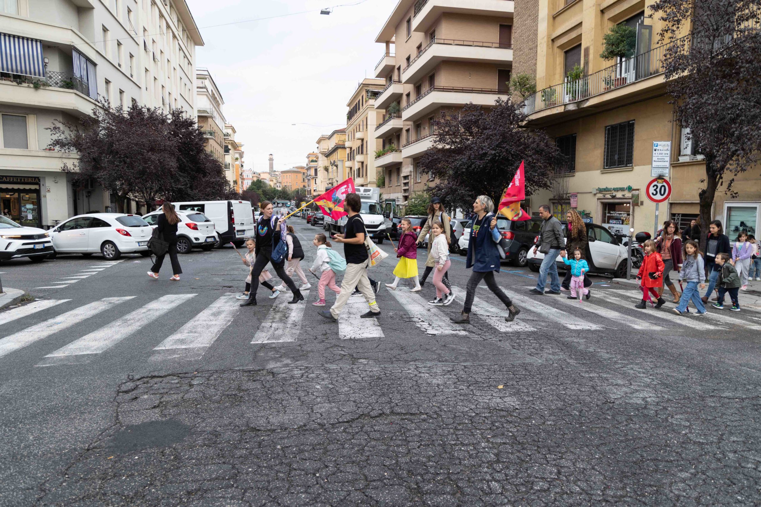 Senza le auto migliora la qualità dell’aria davanti a 2.000 scuole a Milano e Roma. Lo dimostra un nuovo studio scientifico